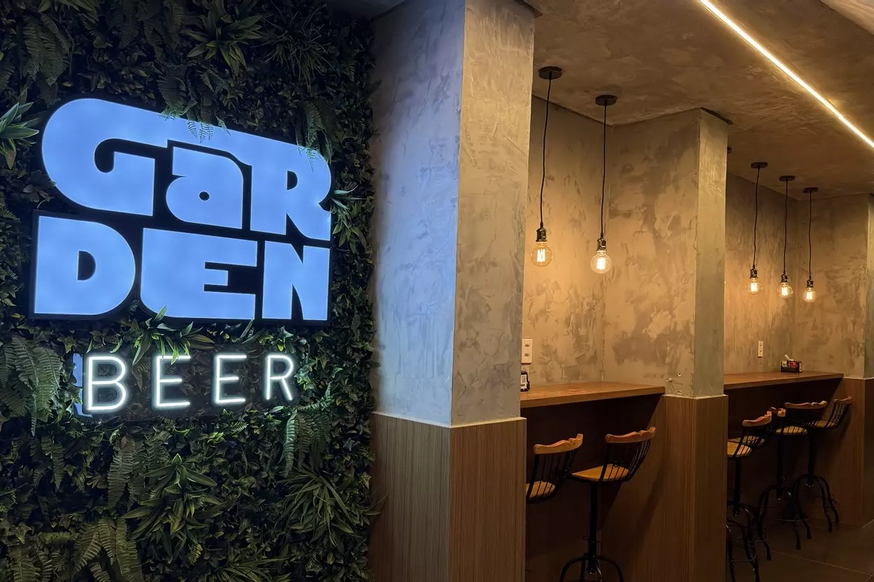 A imagem mostra o ambiente interno do Garden Beer