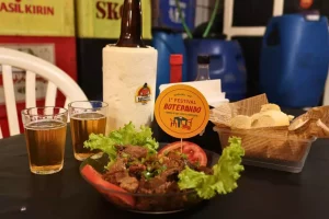 O competidor da casa é recheado com bacon e servido com pães