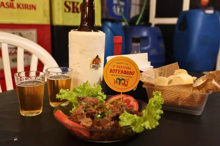 O competidor da casa é recheado com bacon e servido com pães