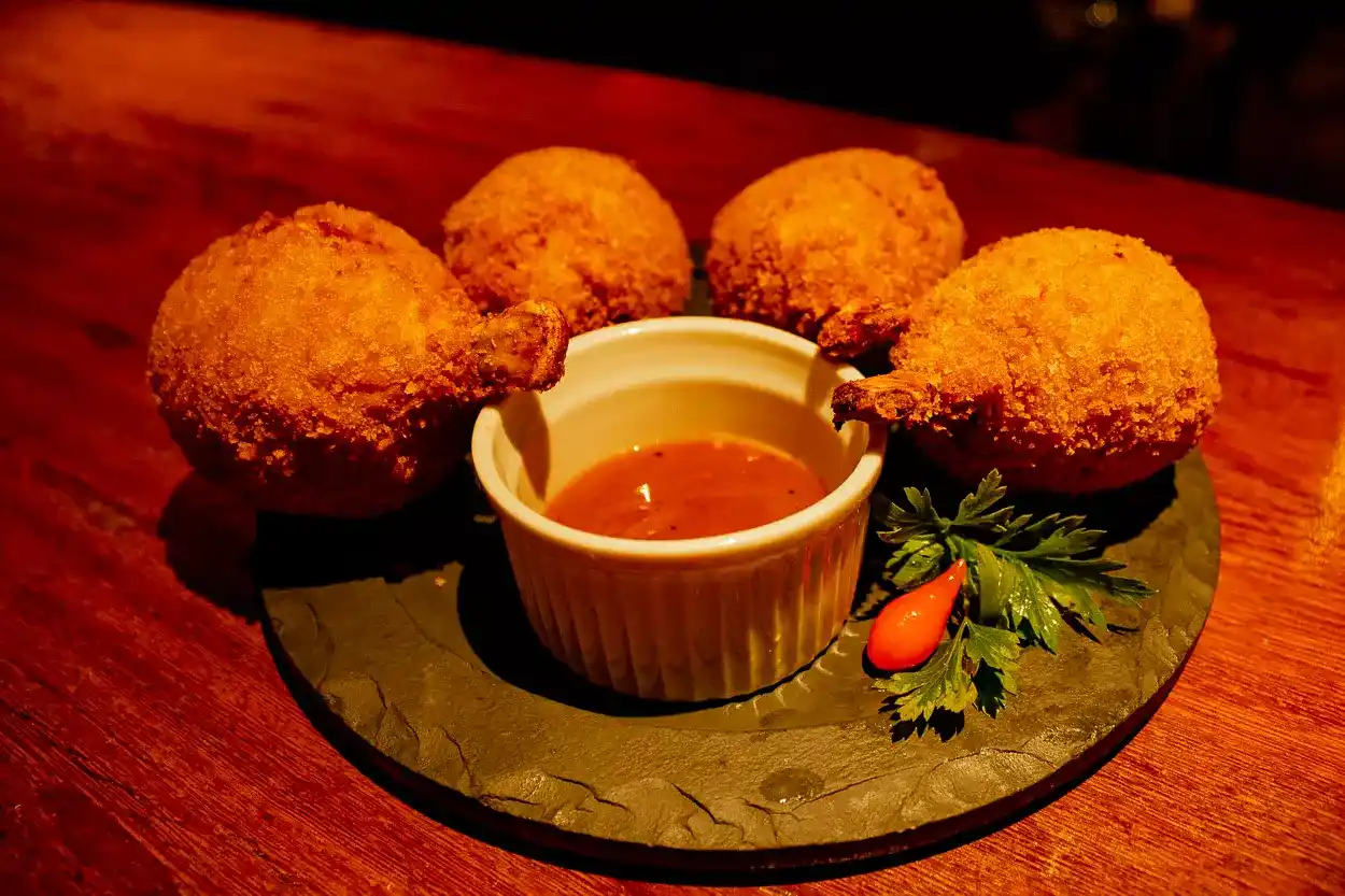 Coxinhas sobre uma mesa do Bar