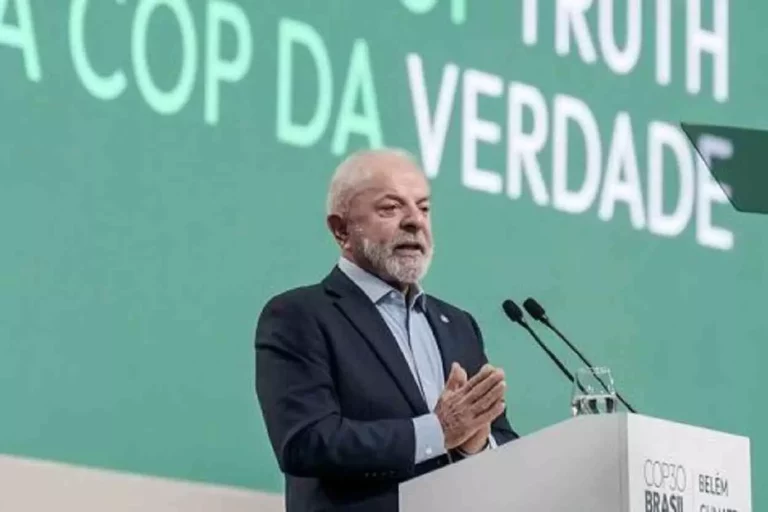 Presidente Lula, discursando na Cúpula do Clima, evento que precedeu a COP30