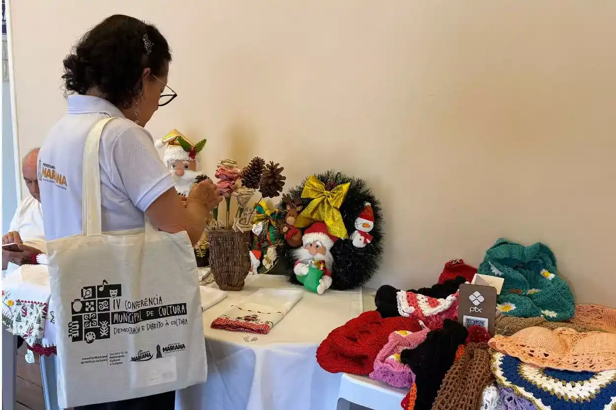 Antes do início da Conferência Municipal de Cultura os participantes aproveitaram para apreciar a exposição de artesanato montada no Centro de Convenções