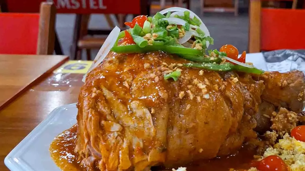 A imagem mostra o tradicional joelho de porco do Bar do Carlão