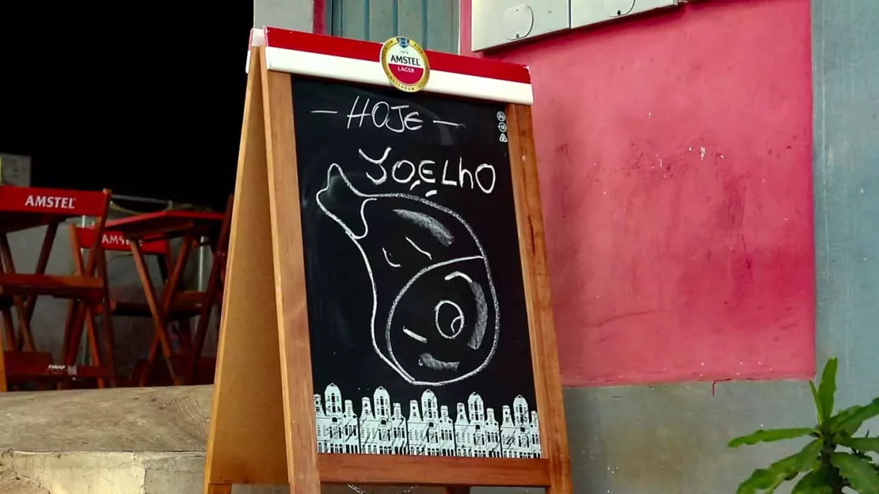 uma placa de quadro negro com um desenho e os dizerez hoje: Joelho