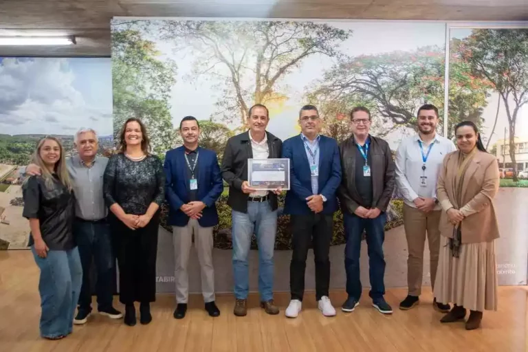 Ao centro, o prefeito de Itabirito, Élio da Mata, exibe o certificado do Selo Safira de Gestão Sustentável