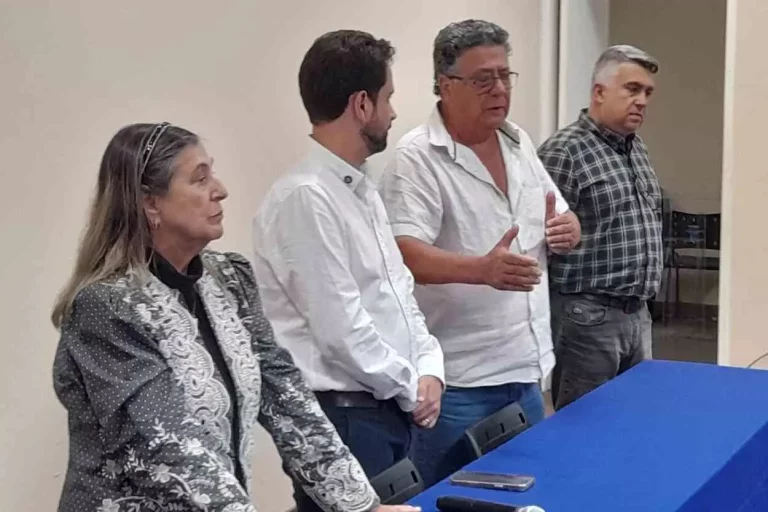 Ao lado do prefeito Juliano Duarte, o secretário de Desenvolvimento Rural, Duarte Gonçalves fez a saudação aos produtores rurais presentes no evento realizado no Centro de Convenções