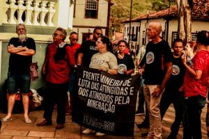 Na foto é possível ver pessoas da Universidade e da comunidade reunidas para o ato de um minuto de sirene no jardim.