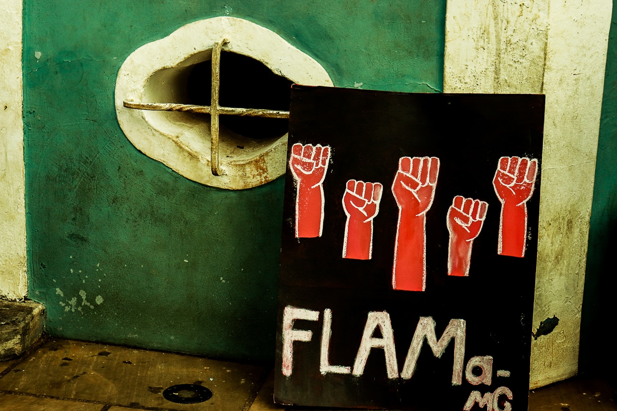 Cartaz da FLAMA durante Um Minuto de Sirene.