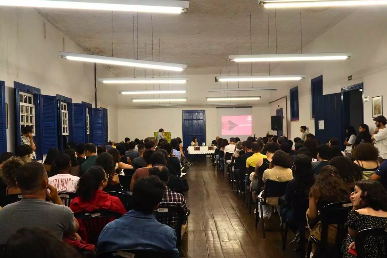 Após o encerramento, Hatoum permaneceu no espaço para uma breve sessão de autógrafos no Fórum das Letras