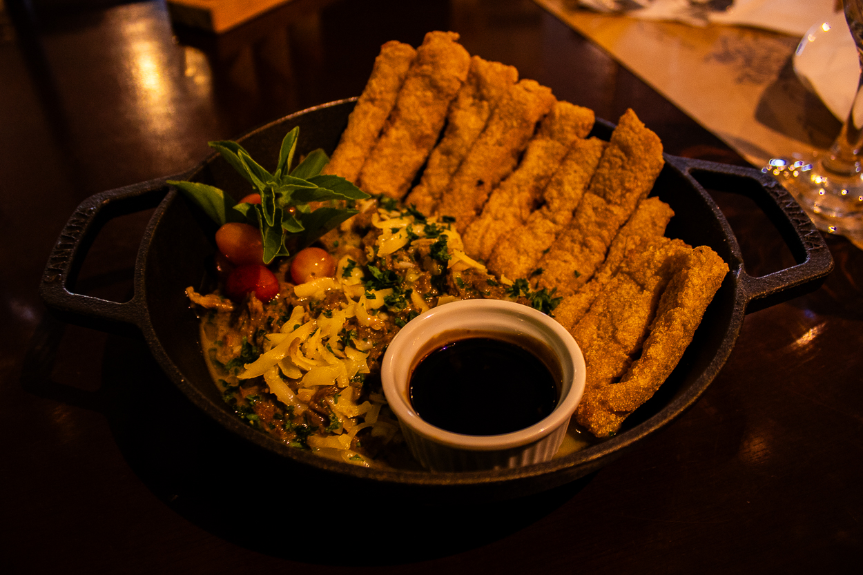 Foto mostra o ragu de costela com polenta para o festival botecando.