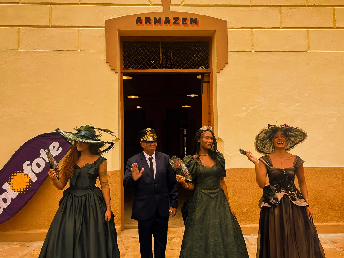 Roupas de época na estação