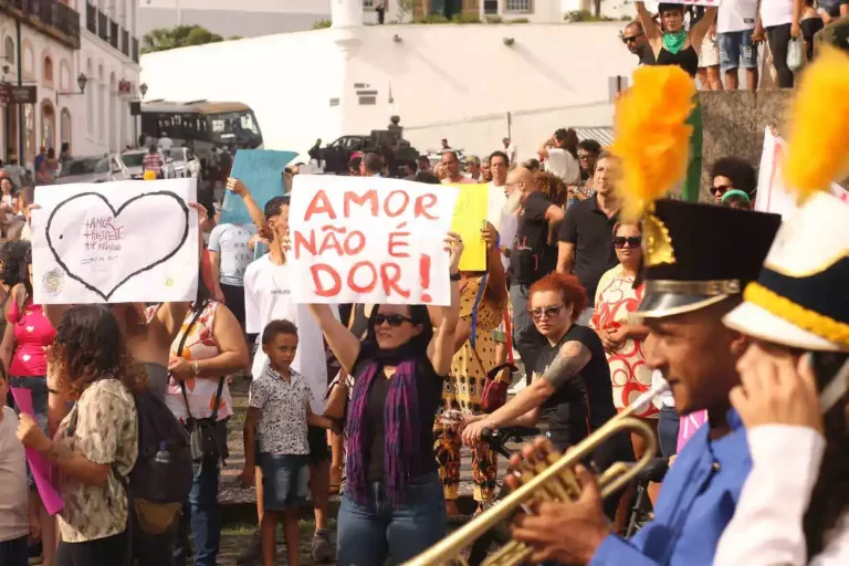 Início do ato contra o feminicídio, na Praça Tiradentes, coincidiu com desfile de fanfarras