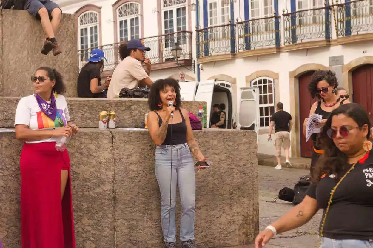 Priscila Gambi, organizadora da mobilização, discursando durante a manifestação contra o feminicídio