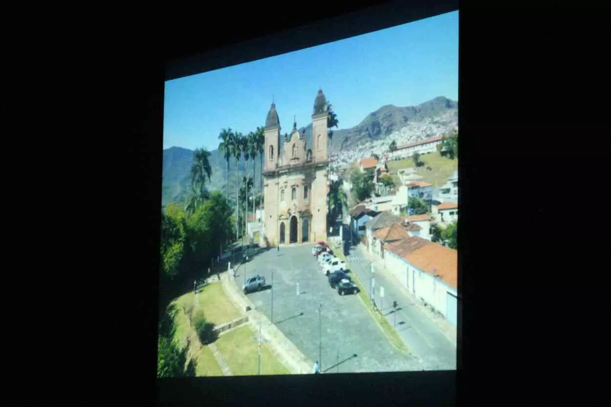Uma das primeiras cenas do curta sobre Mestre Amendoim, quando uma das crianças toca berimbau em frente à Igreja São Pedro