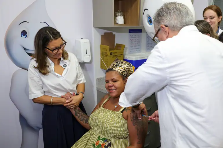 gravida recebendo vacina contra bronquiolite