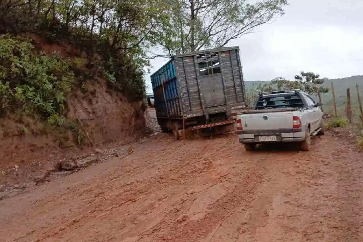 Caminhão atolado na estrada, nessa terça-feira (06) quase fechou completamente o acesso ao distrito de Camargos