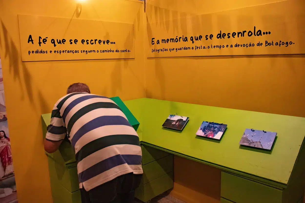 Os estudantes trabalharam em diálogo com a comunidade para construir a exposição - Foto: Lui Pereira/Agência Primaz