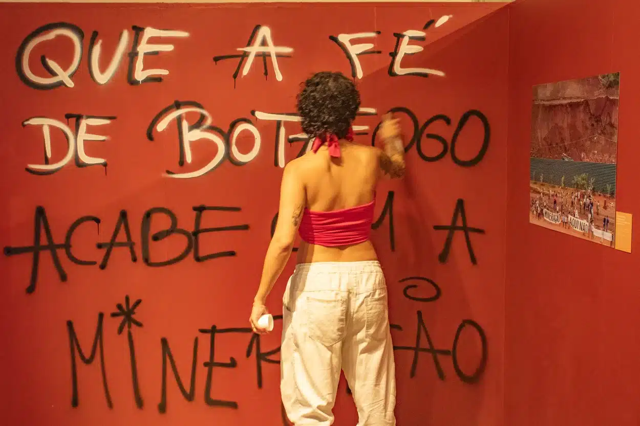 A artista Linda Vianna realizou uma intervenção de pixo na inauguração da exposição - Foto: Lui Pereira/Agência Primaz