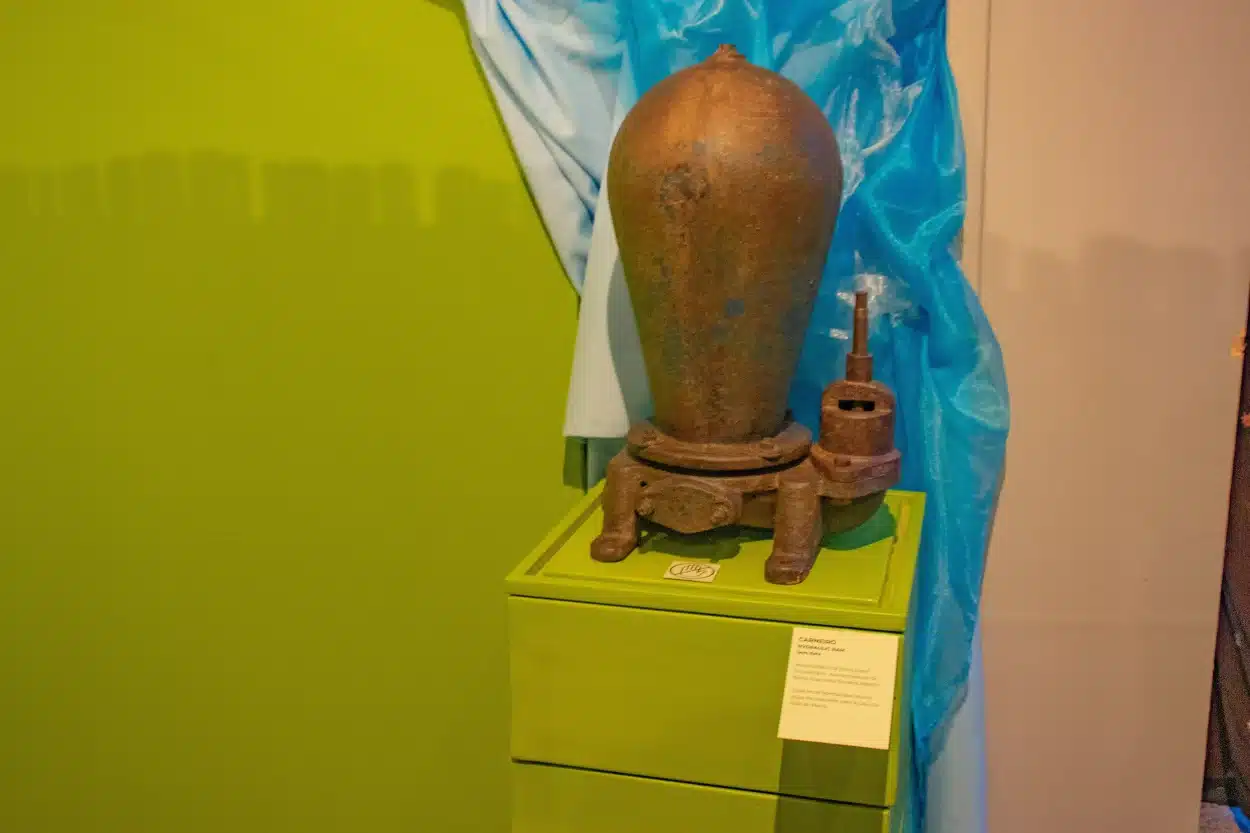 Alguns objetos do cotidiano da comunidade, como o carneiro hidráulico, cumpuseram a exposição - Foto: Lui Pereira/Agência Primaz