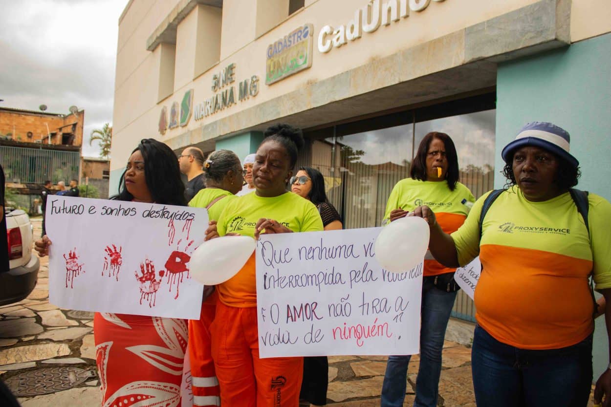 Mulheres também levaram cartazes e protestaram contra a violência e o feminicídio.