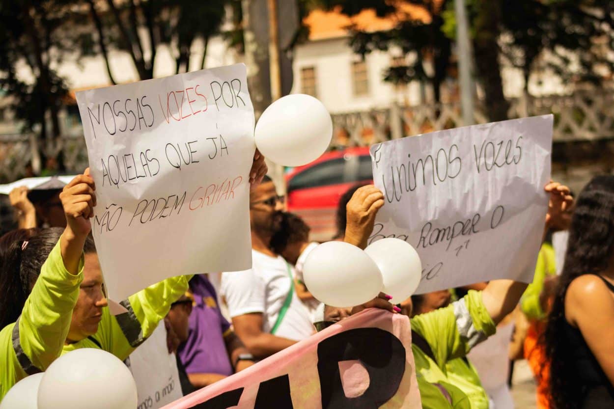 Cartazes e balões brancos durate a Marcha dos Homens contra a violência e o feminicídio.