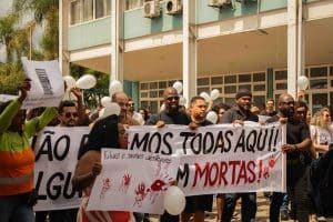 Manifestantes na Marcha dos Homens contra a violência e o feminicídio em Mariana.