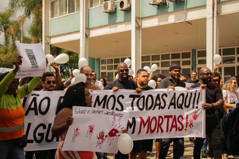 Manifestantes na Marcha dos Homens contra a violência e o feminicídio em Mariana.