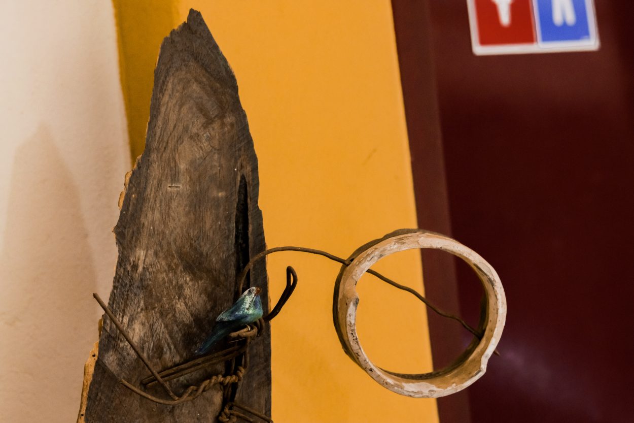 Imagem mostra obra de arte de Regina Cunha com reaproveitamento de materiais de construção.