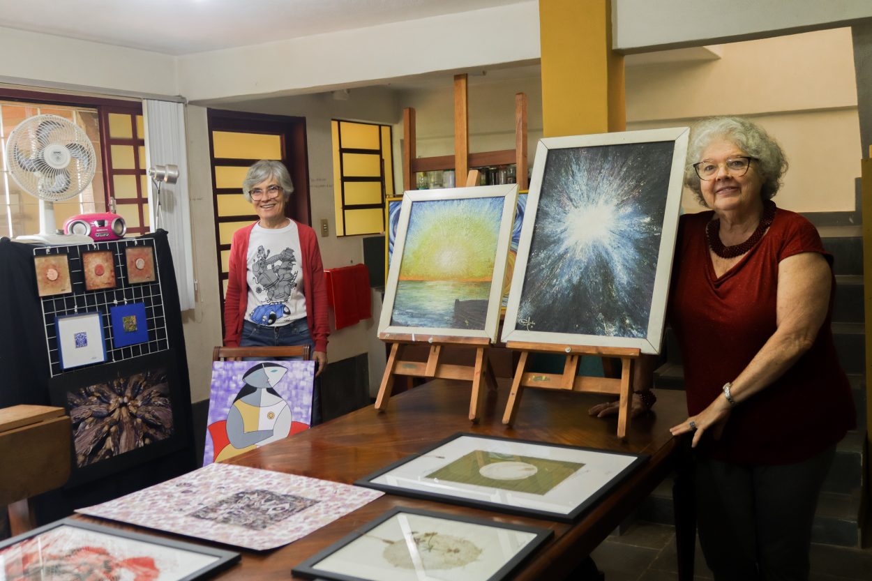 Regina Cunha mostra o interior de seu ateliê e algumas obras de arte.