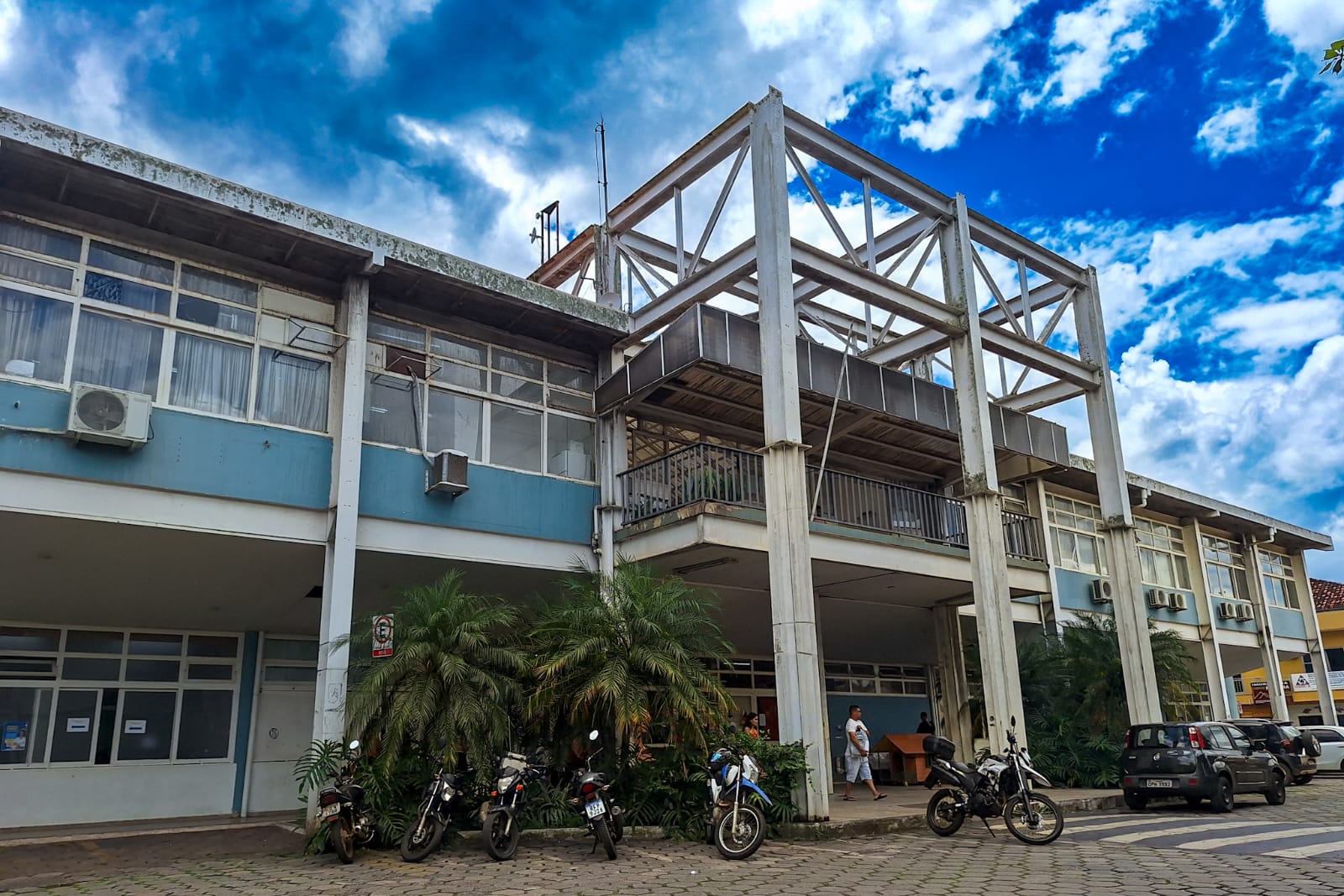 A imagem mostra o prédio da prefeitura de Mariana, na parte inferior da imagem tem algumas motos estacionadas