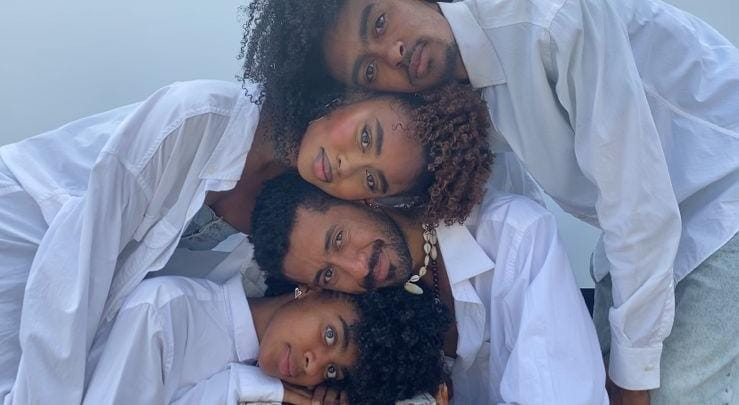 4 pessoas uma embaixo da outra para o filme de Klevilaini