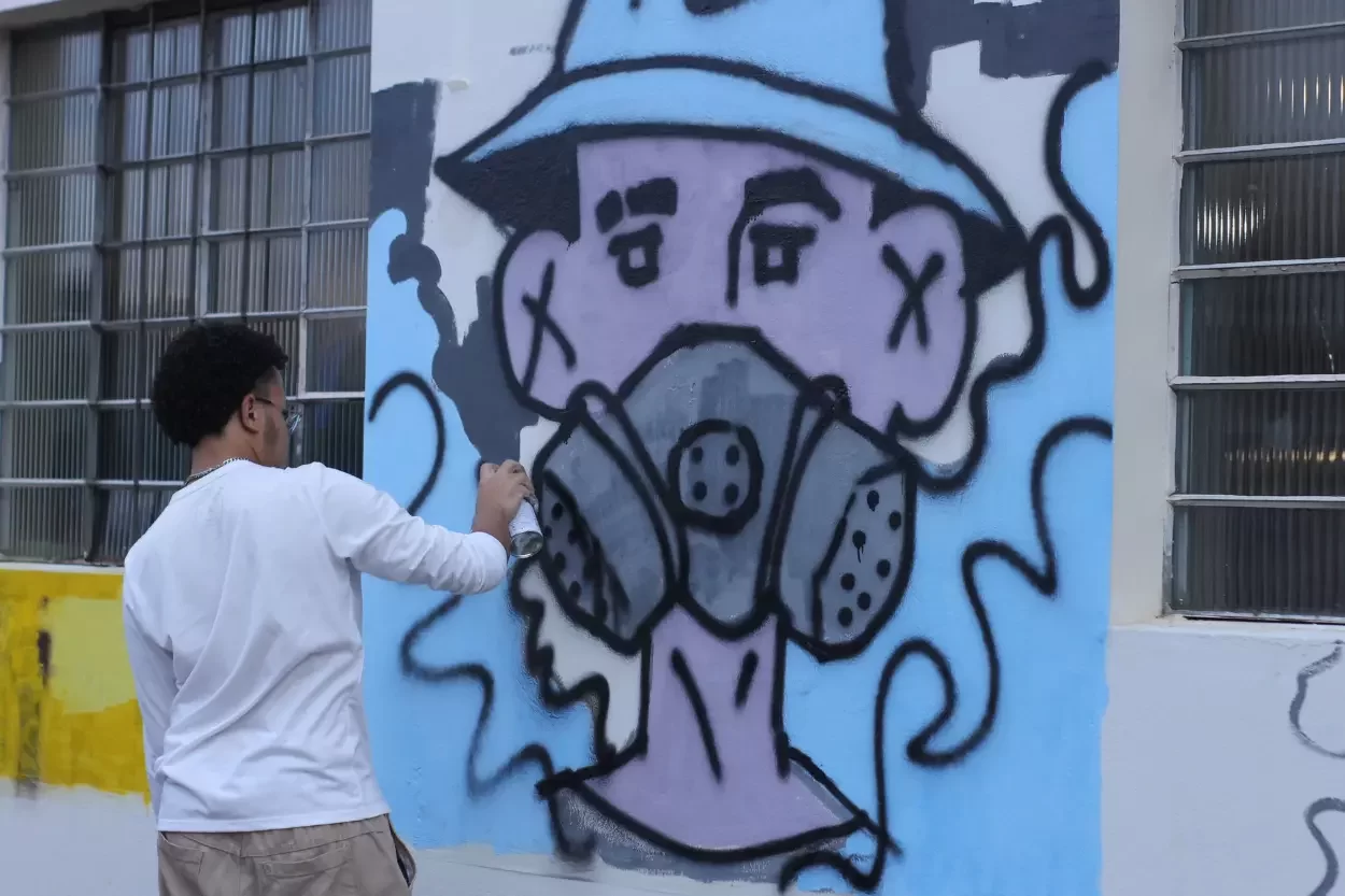 A oficina de grafite, uma das atrações da Rinha do Estadual este ano, foi conduzida pelo artista Bruno Miné