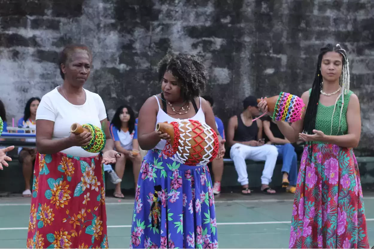 Coletivo Rosa Negra durante a oficina de percussão