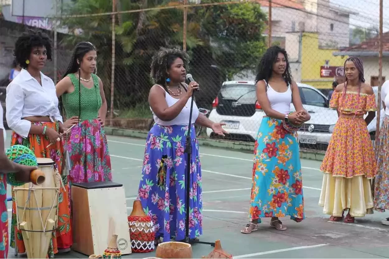 Coletivo Rosa Negra durante a oficina de percussão