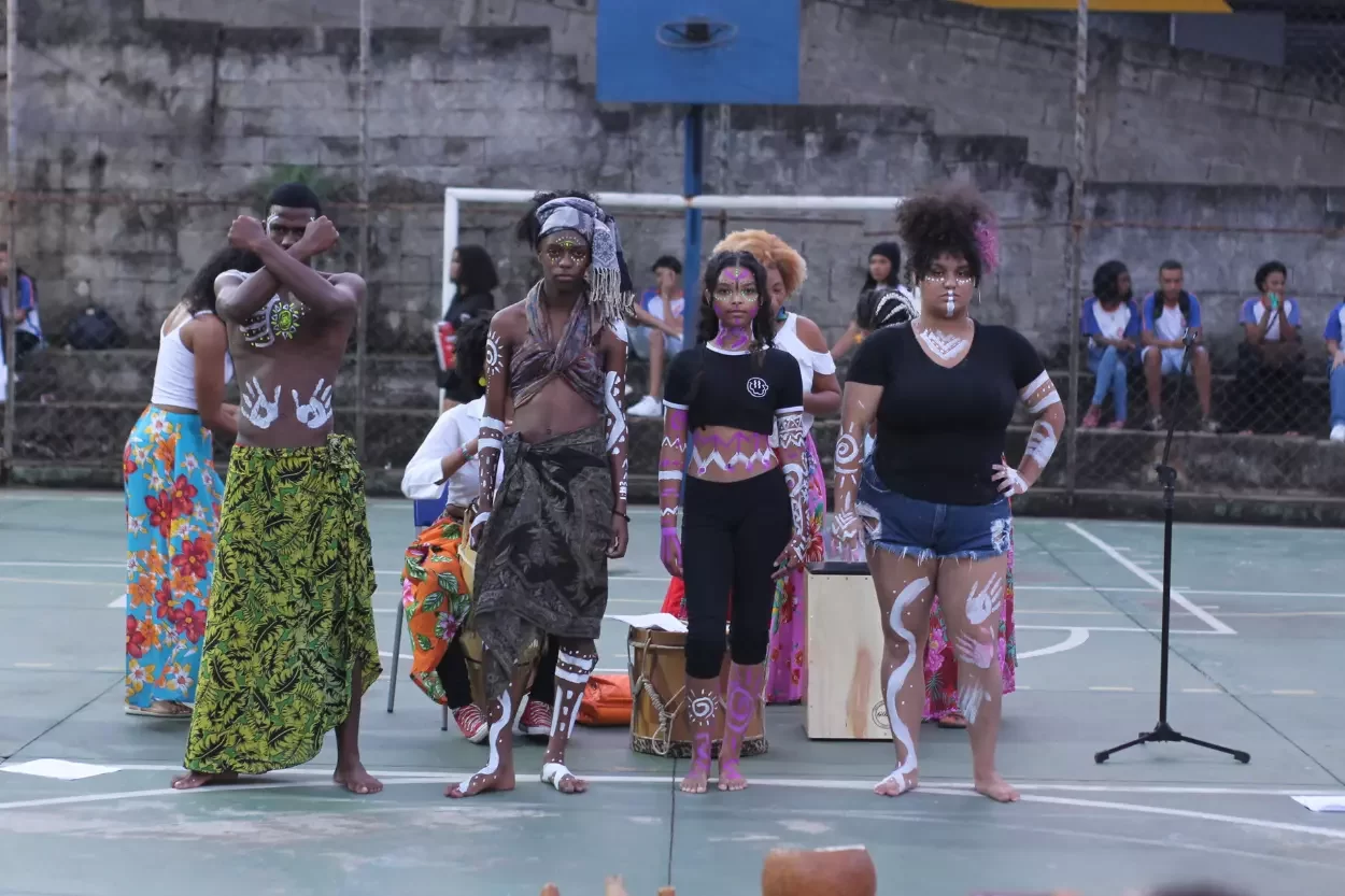 Participantes do desfile afro, outra das atrações da Rinha do Estadual