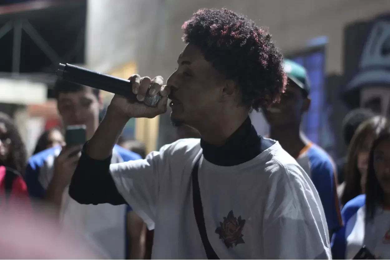 MC Henry Zacarias se apresentando no sarau de poesia da Rinha do Estadual 2023