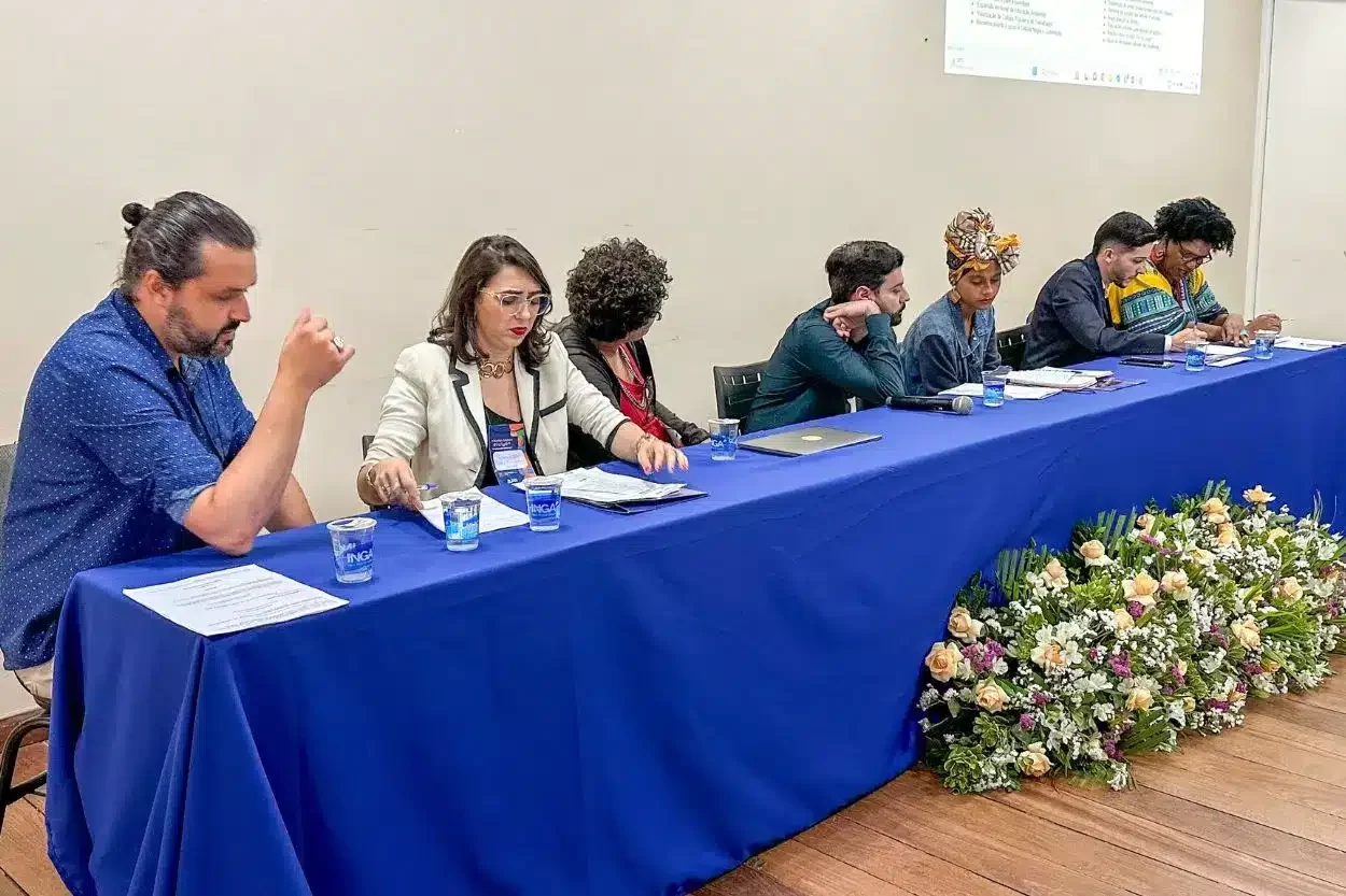 Mesa composta por alguns conselheiros eleitos e por representantes da Secretaria de Cultura