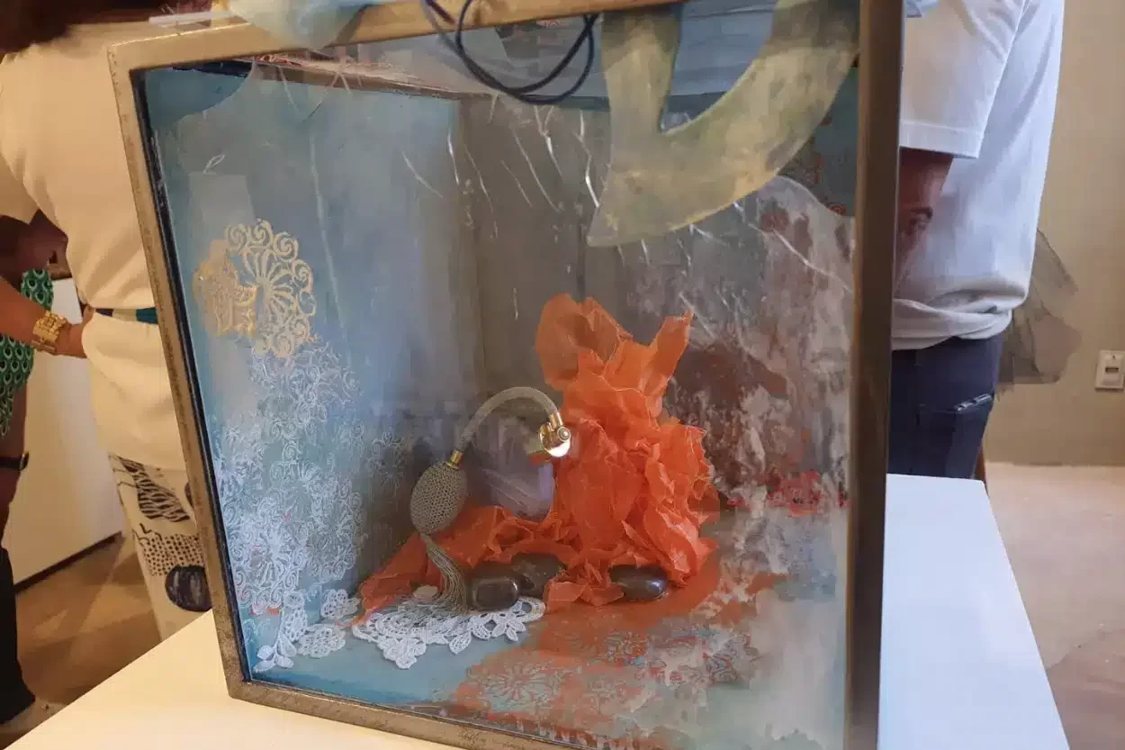 Obra de Letícia Pinto, intitulada “Perfume Imaginário”, integra a exposição "6 + 1 laços de tinta”, aberta à visitação no Museu Alphonsus de Guimaraens