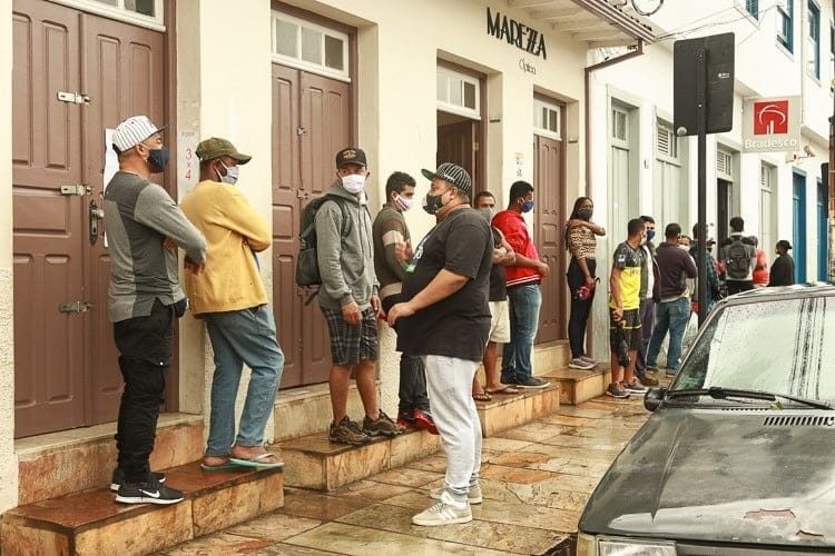 Clientes formaram fila para atendimento bancário na manhã de sexta (15) em Mariana - Foto: Lui Pereira/Agência Primaz