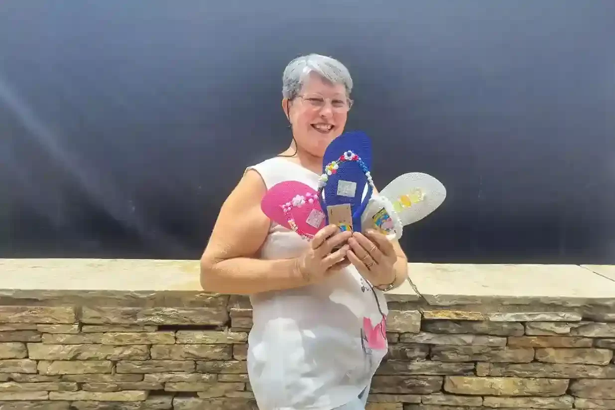 Efigênia Grossi exibe os chinelos personalizados que ela mesma produz