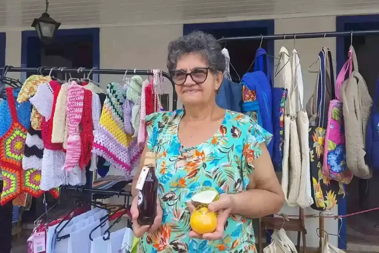 Roseli Carneiro da Silva produz e comercializa produtos artesanais como sabonetes com aromas de frutas e licores