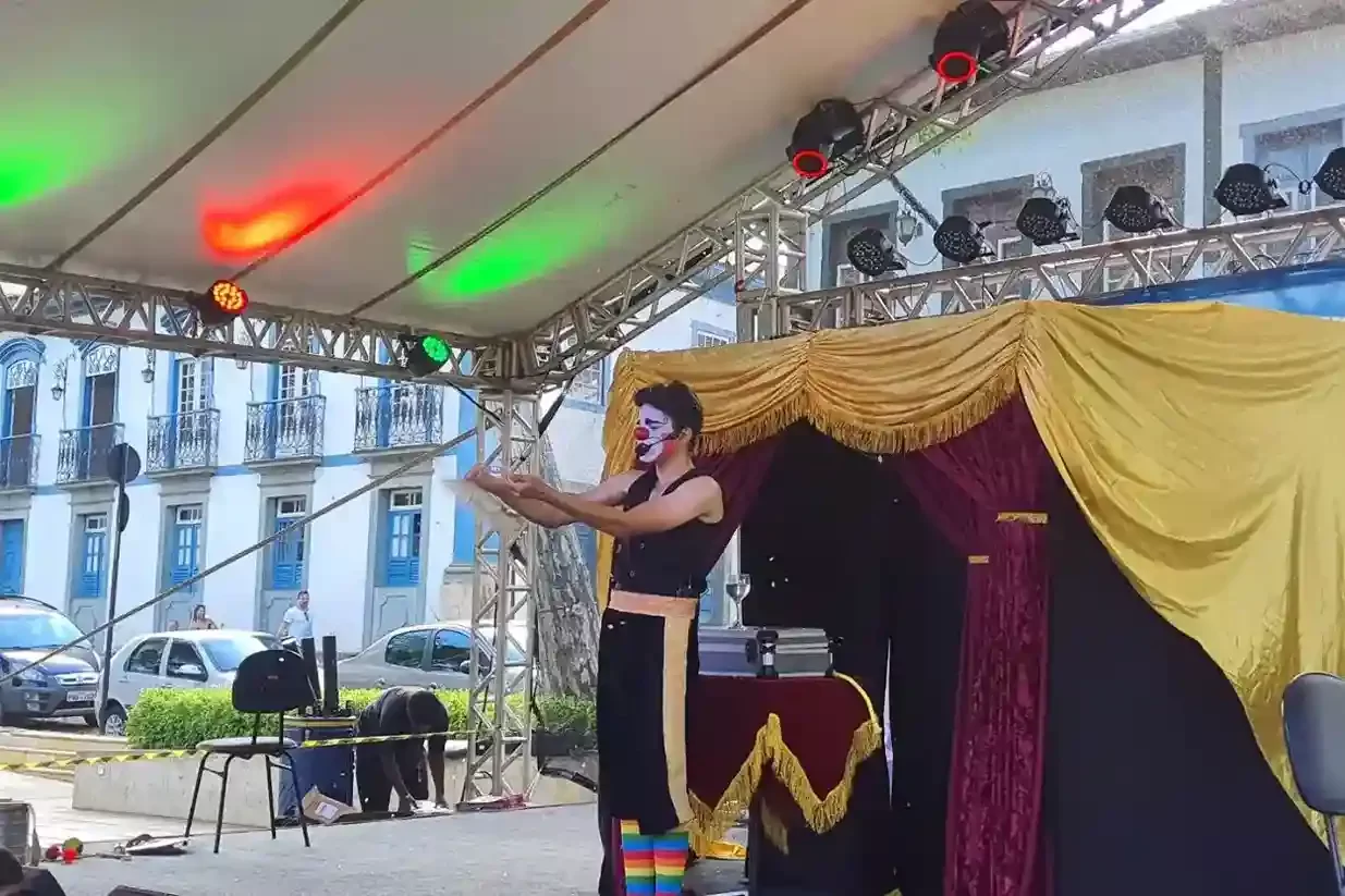 Palhaço Vinagre durante apresentação incluído na programação do Natal de Luz - Foto: Beatriz Araujo de Oliveira/Agência Primaz