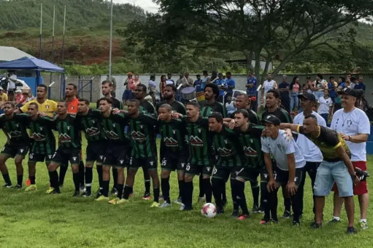 Sete de Outubro perfilado antes da bola rolar para a partida de ida da final do Campeonato de Mariana