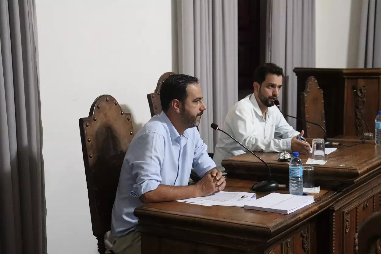 Juliano Duarte (à direita), durante 1h, apresentou questionamentos e pedidos de esclarecimentos ao secretário executivo do Fórum de Prefeitos, a respeito da repactuação do TTAc devido ao rompimento da barragem de Fundão