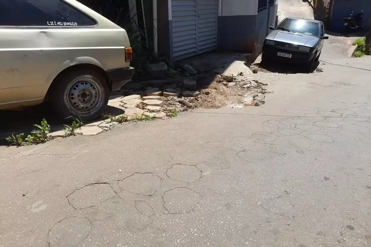 A Rua João Batista apresenta vários pontos de deterioração do capeamento em asfalto, bem como da camada inferior, de bloquetes