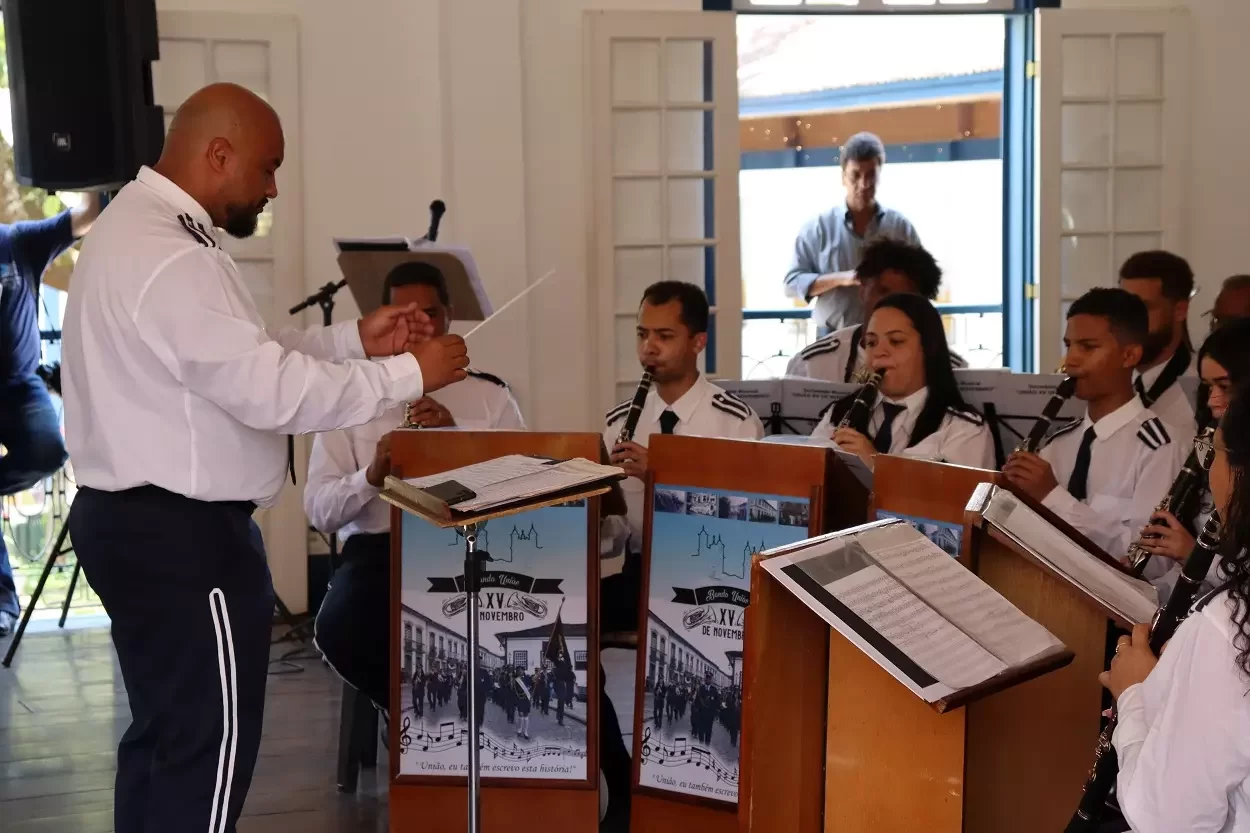 O maestro, Fabiano Carlos Madalena, regendo a banda União XV de Novembro durante o concerto de aniversário