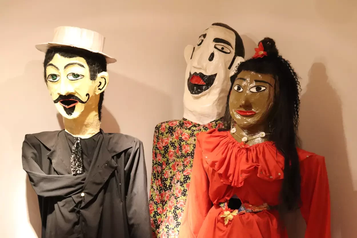 Bonecos do Bloco Zé Pereira expostos no Museu de Mariana