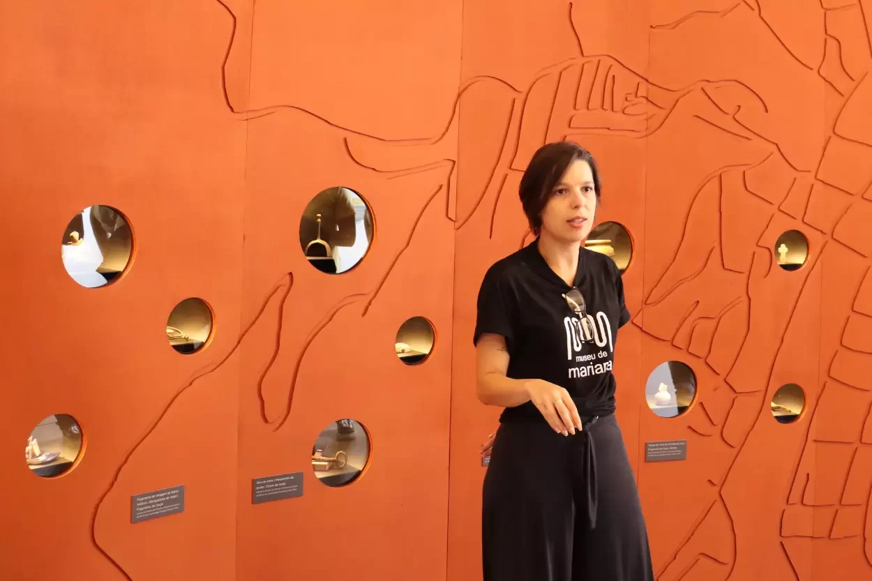 Nathália Rezende apresenta os fragmentos encontrados durante o restauro das dependências onde se situa o museu