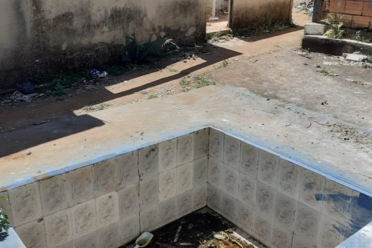 Piscina abandonada com água e lixo se transforma em criadouro de insetos e outras pragas em Antônio Pereira